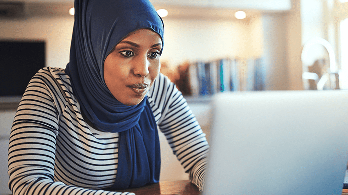 Perform Queries in Wordpress with WP_Query. image depicts a woman using a laptop